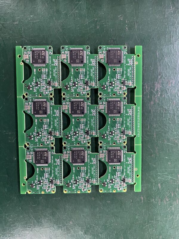 Минимальное пространство шаров 0,3 мм Продолжительность менее 0,5 мм Промышленный производственный процесс ПКБ Максимальный размер ПКБ 600 на 1200 мм Оптимизирован для сложных макетов ПКБ